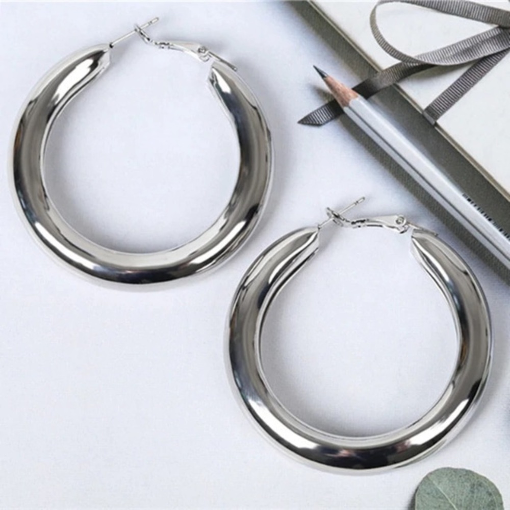 NEW!💙💎MODERN! BIG BRIGHT BOLD HOOPS!💎💙SILVERY! - Picture 5 of 8